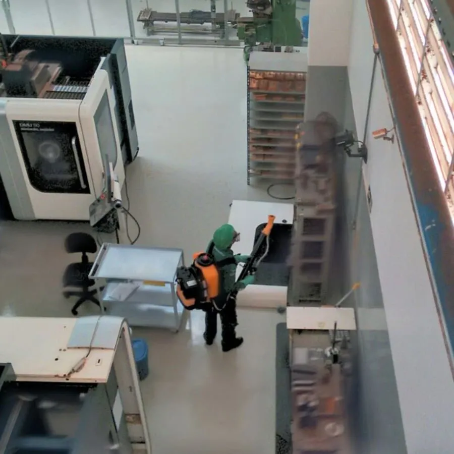 Técnico da Detecta pulverizando dentro de uma indústria